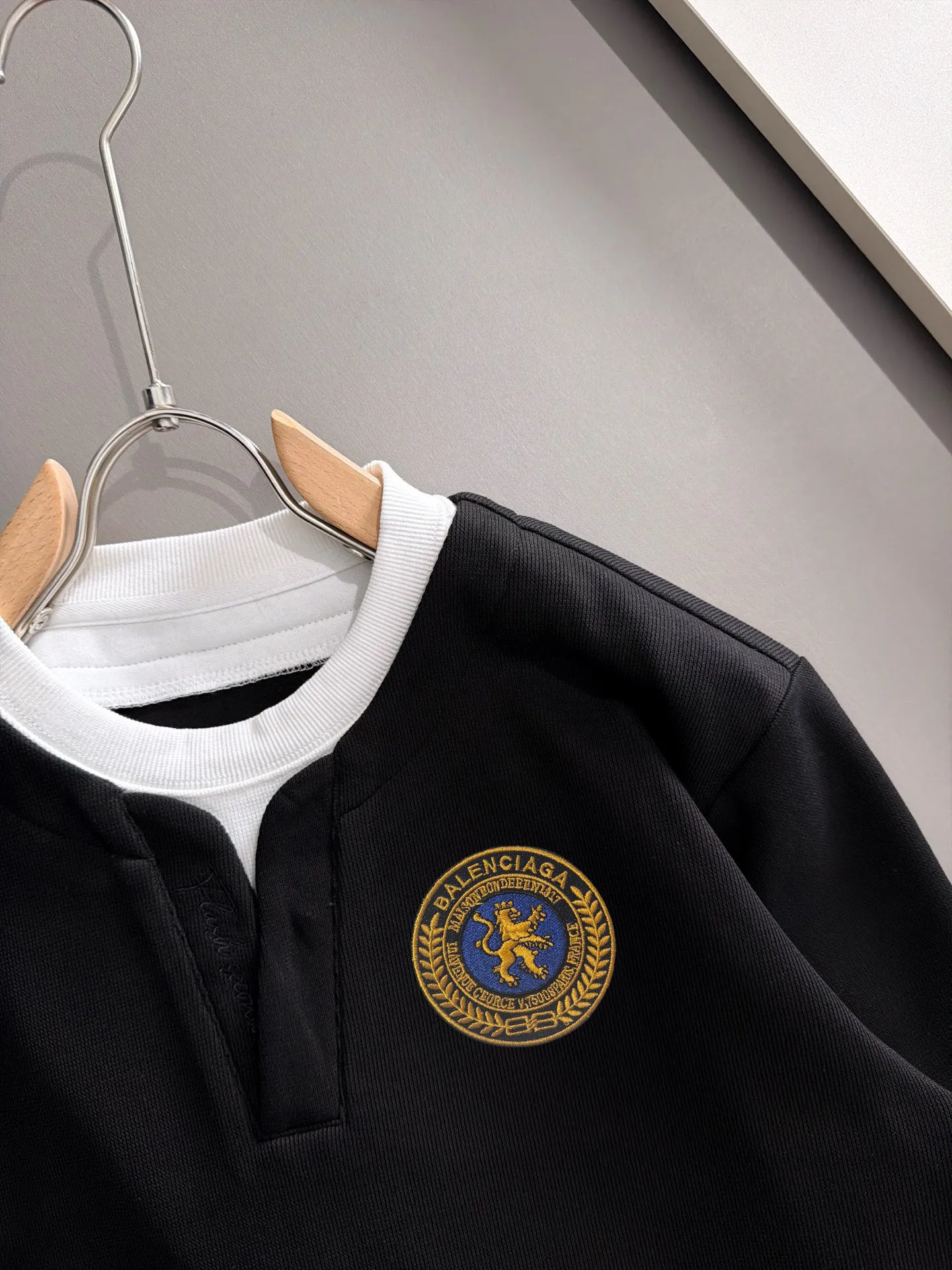 Exclusive launch in Paris of 2026 autumn and winter New Arrival sweatshirts for men and women. Many stars have the same style. Craftsmanship that cannot be replicated by ordinary small workshops. We are not afraid of any challenges in terms of materials, detail restoration and craftsmanship, just to provide you with wonderful products. Compare the top Original versions at will. No expense is spared just to make it better. Unique imported fabric feel. Purely imported German machine production. Precision operation. Thousands of needles density. Complete set of New Arrival accessories with three standards. Versatile fashionable upper body. A perfect choice for autumn and winter. A must-have item. Sizes: M-4XL (please state your height and weight when placing an order)